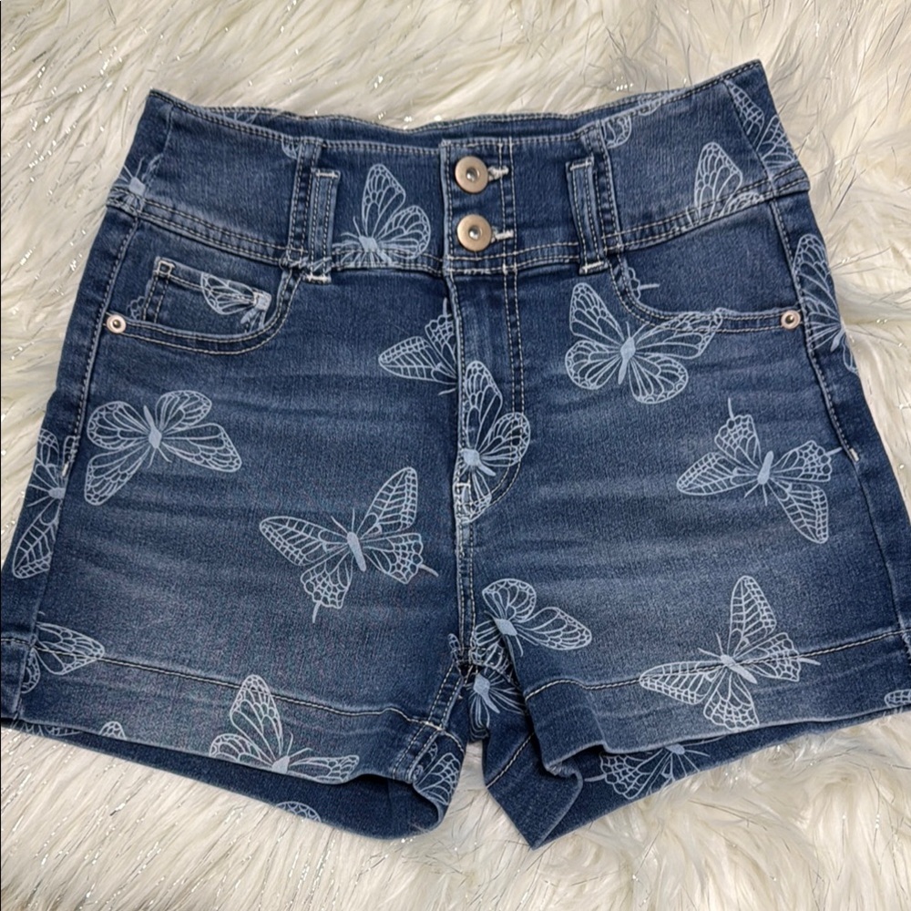 🦋 No Boundaries Butterfly Print Jean Shorts – Size 9 (Fits Like 7) 💙🤍 - Picture 2 of 6
